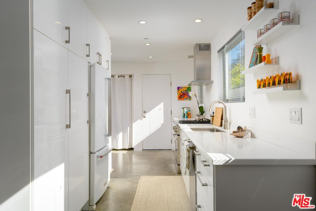 903 W Mission St