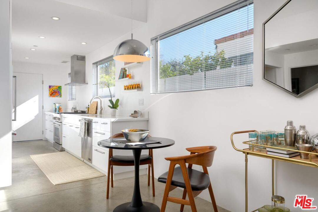 903 W Mission St