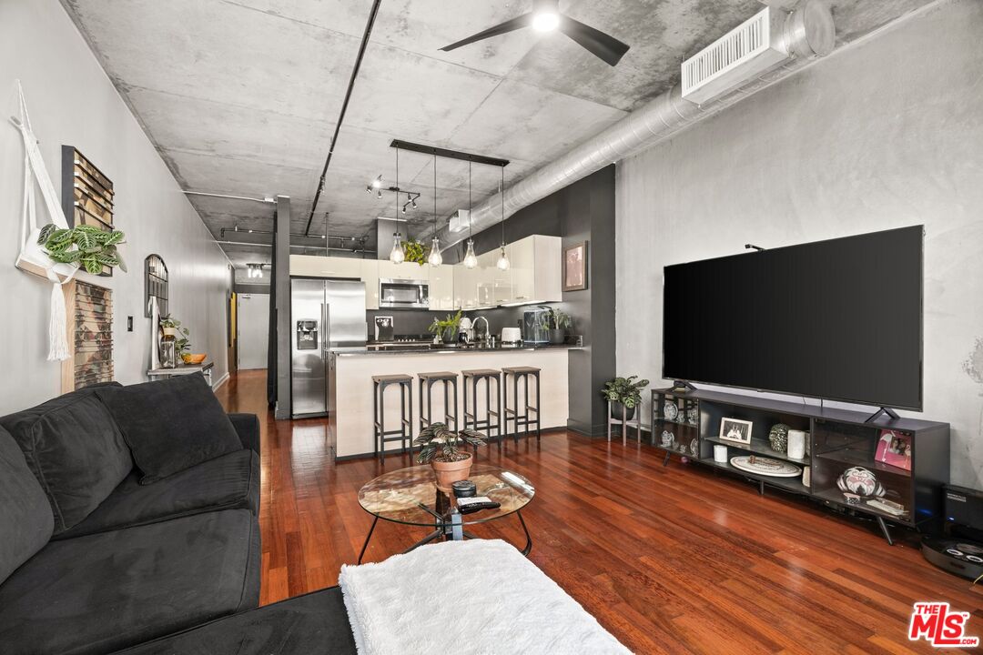 645 W 9th St Unit: 407