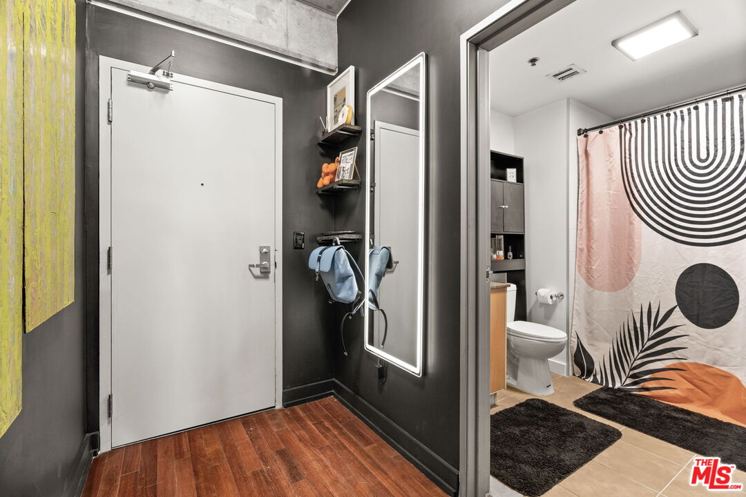 645 W 9th St Unit: 407