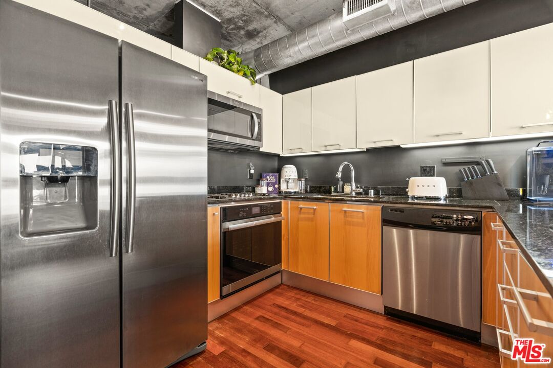 645 W 9th St Unit: 407