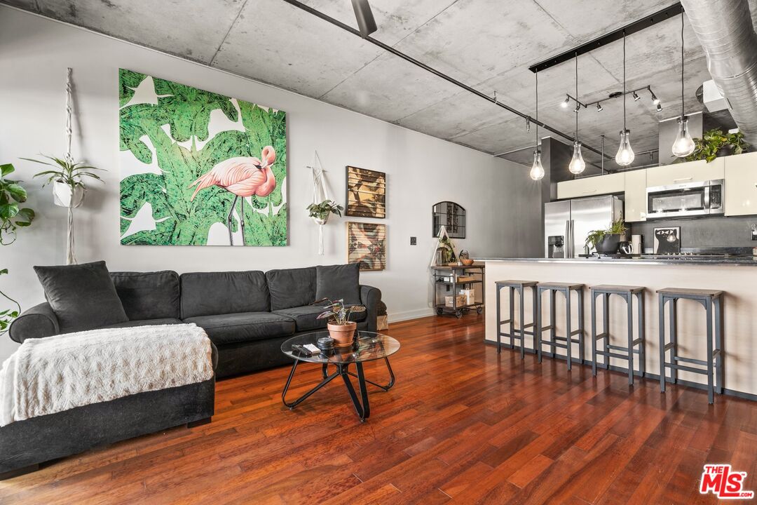 645 W 9th St Unit: 407