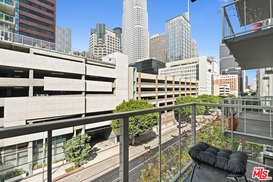 645 W 9th St Unit: 407