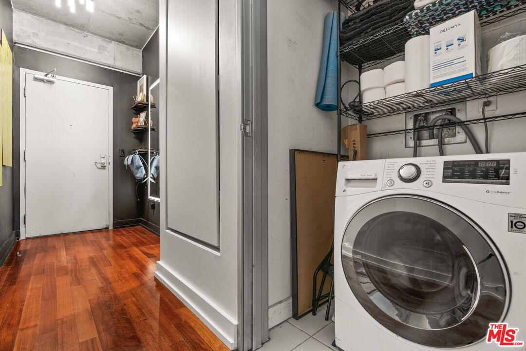 645 W 9th St Unit: 407