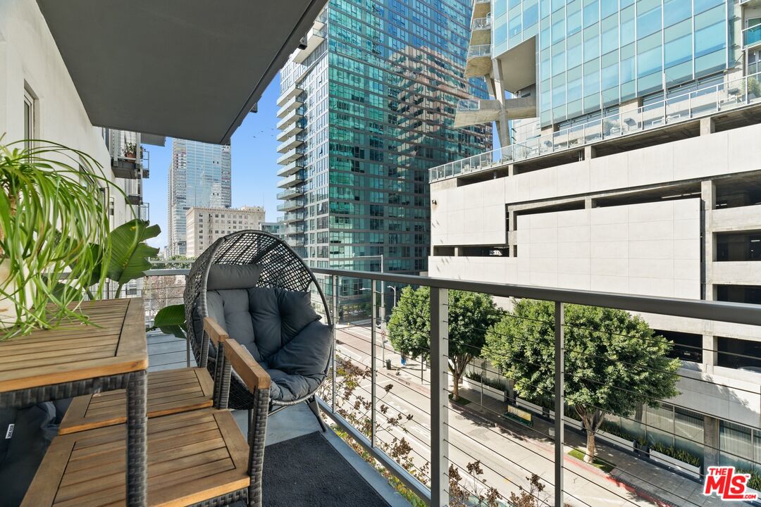 645 W 9th St Unit: 407