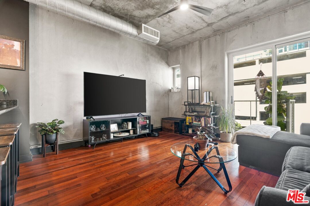645 W 9th St Unit: 407