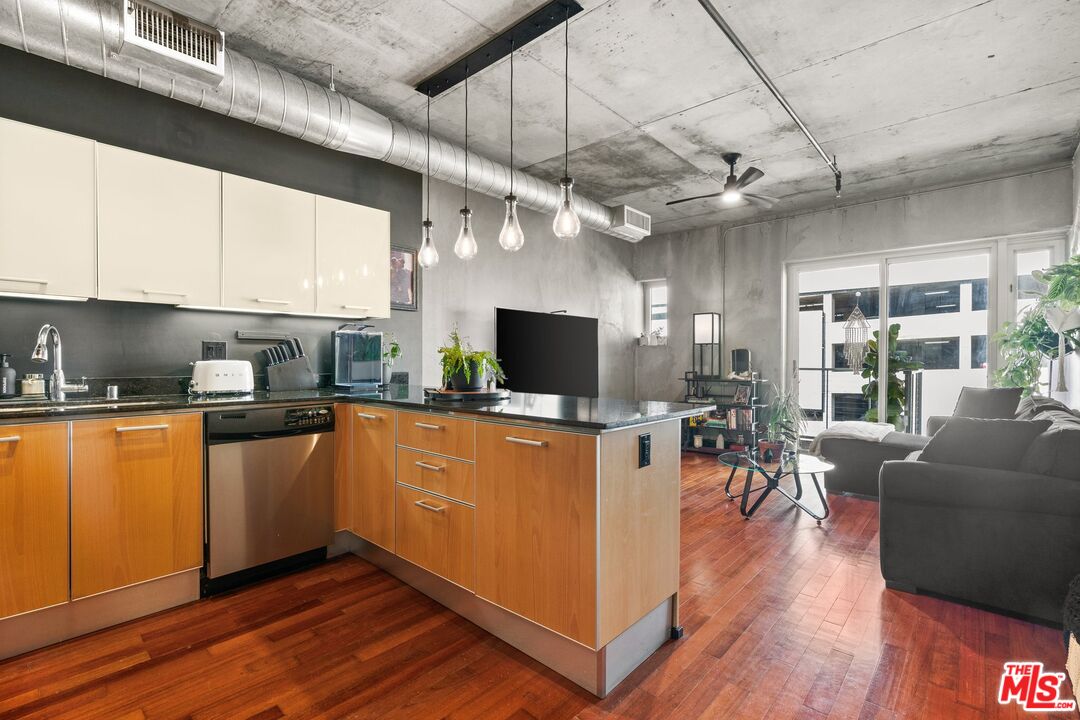 645 W 9th St Unit: 407