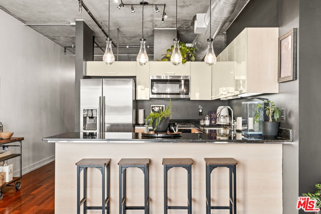 645 W 9th St Unit: 407