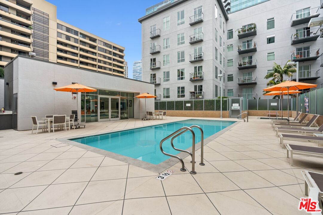 645 W 9th St Unit: 407