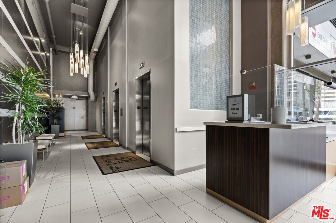 645 W 9th St Unit: 407