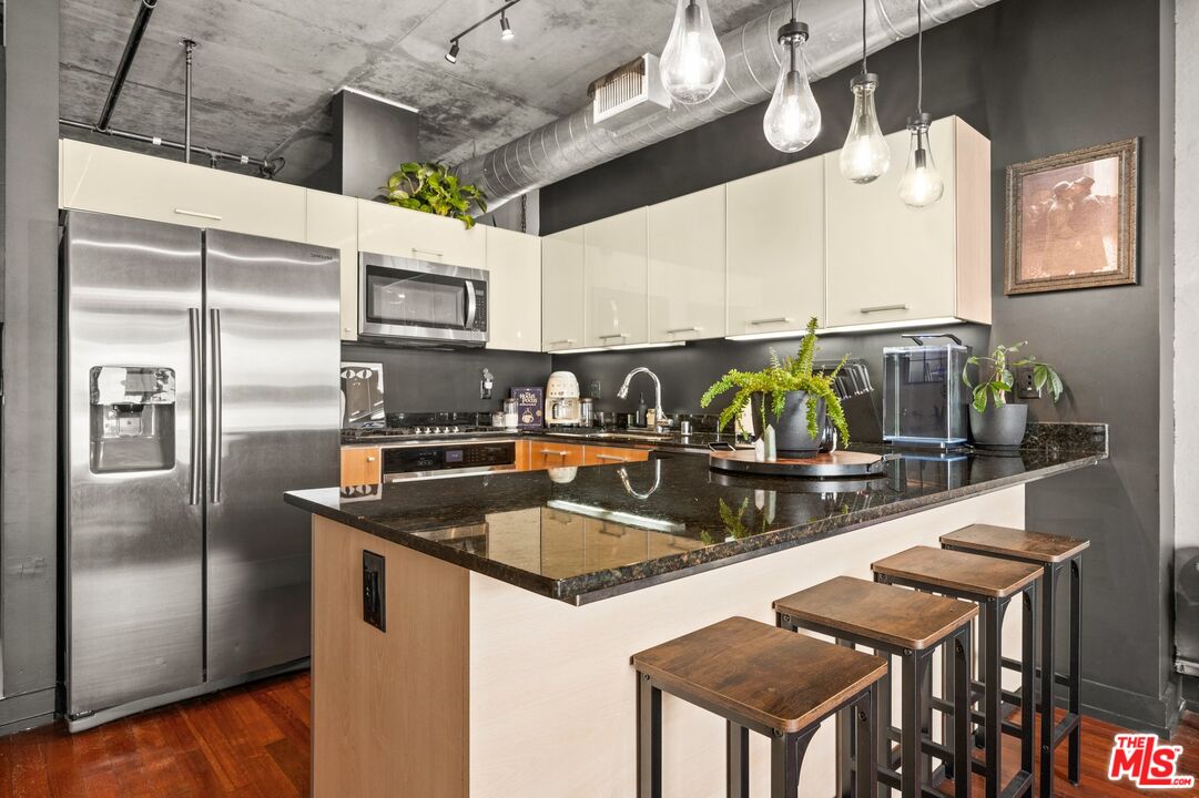 645 W 9th St Unit: 407