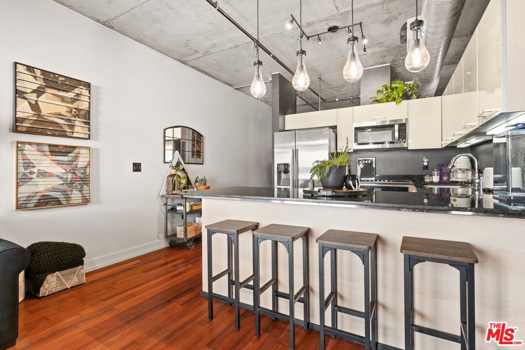 645 W 9th St Unit: 407