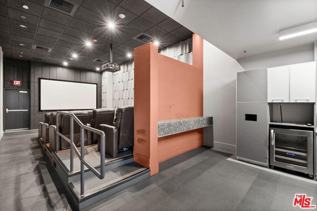 645 W 9th St Unit: 407