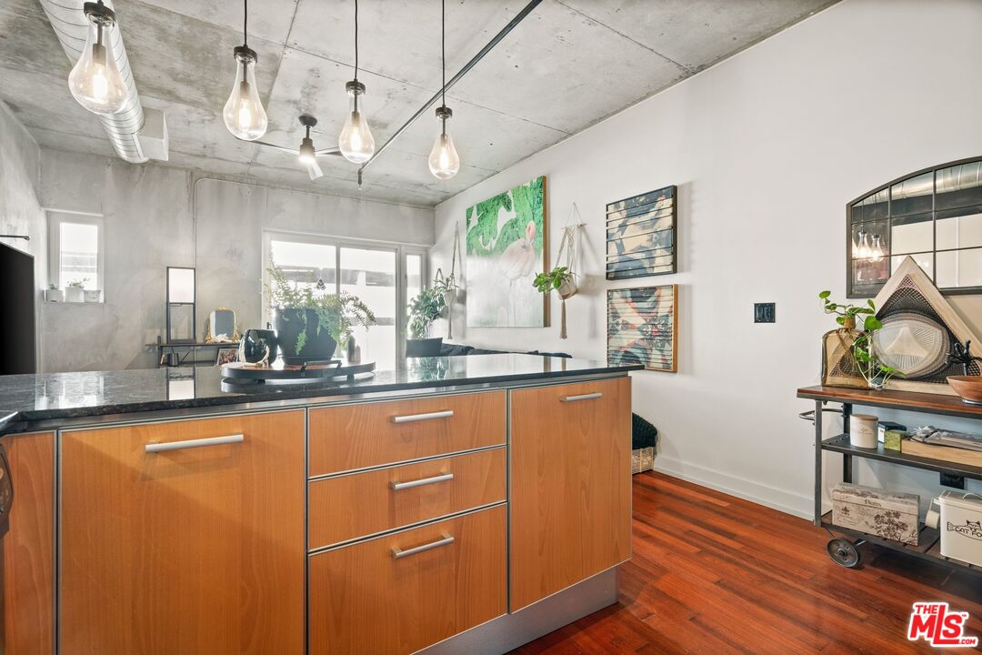 645 W 9th St Unit: 407