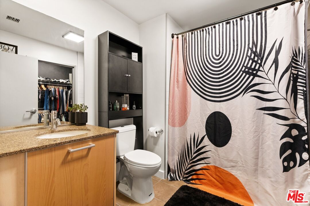 645 W 9th St Unit: 407
