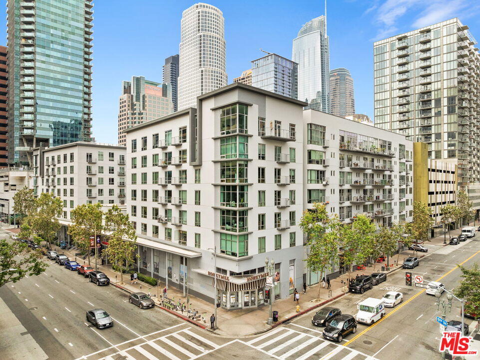 645 W 9th St Unit: 407