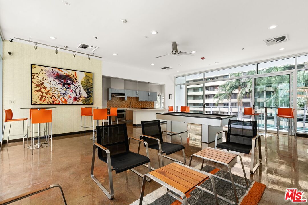 645 W 9th St Unit: 407