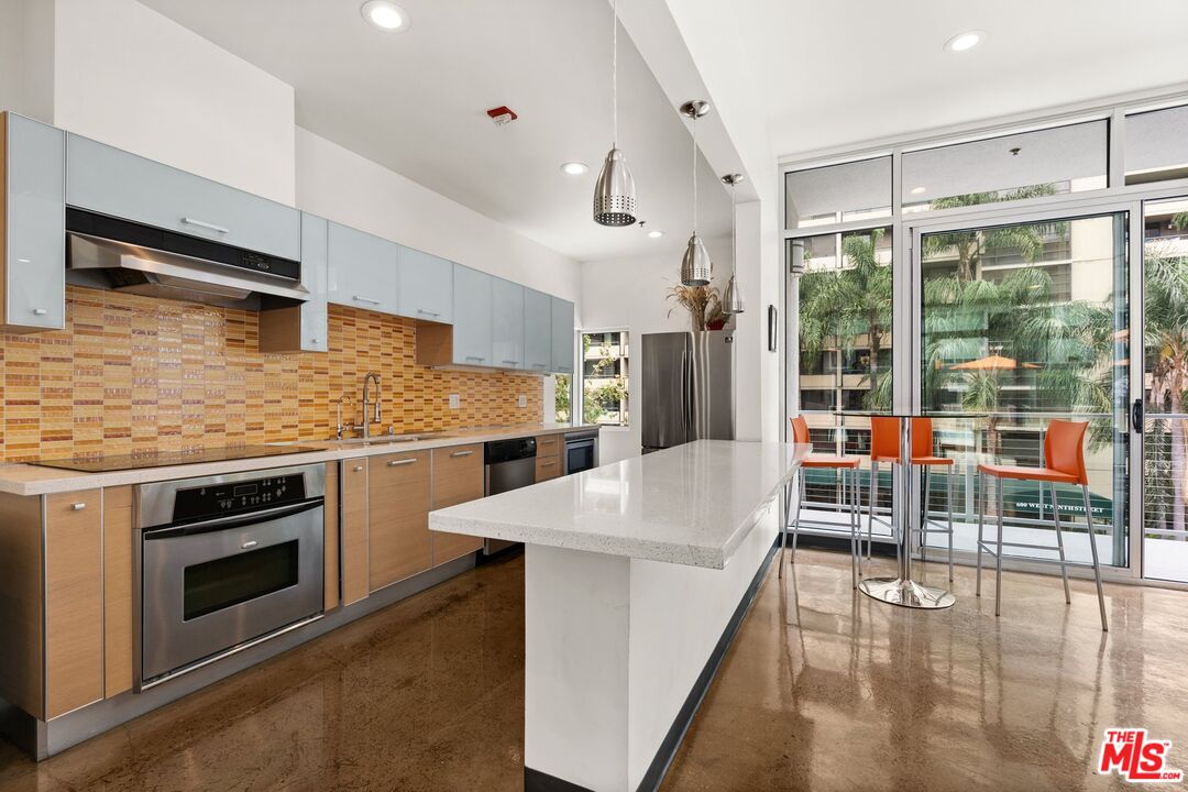 645 W 9th St Unit: 407