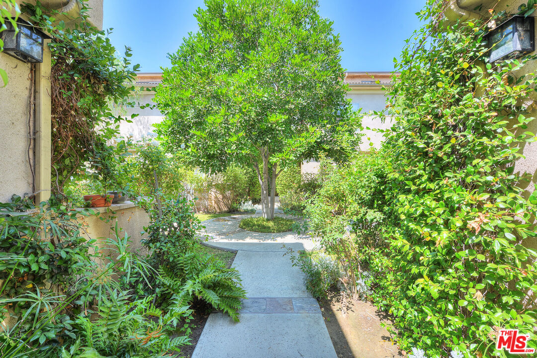 11808 Riverside Dr Unit: 10