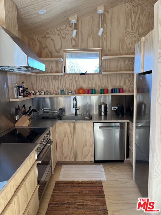 2111 Walnut Ave