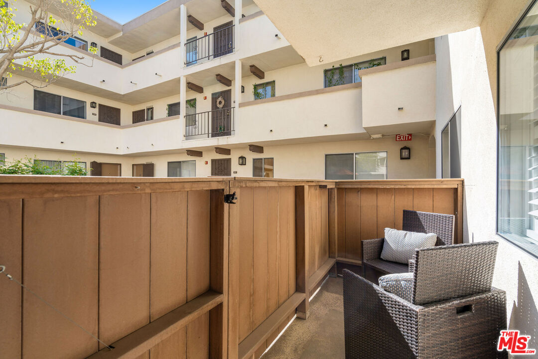 12801 Moorpark St Unit: 116