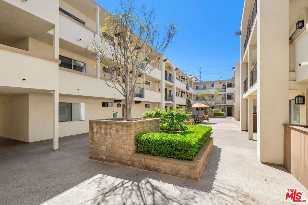 12801 Moorpark St Unit: 116