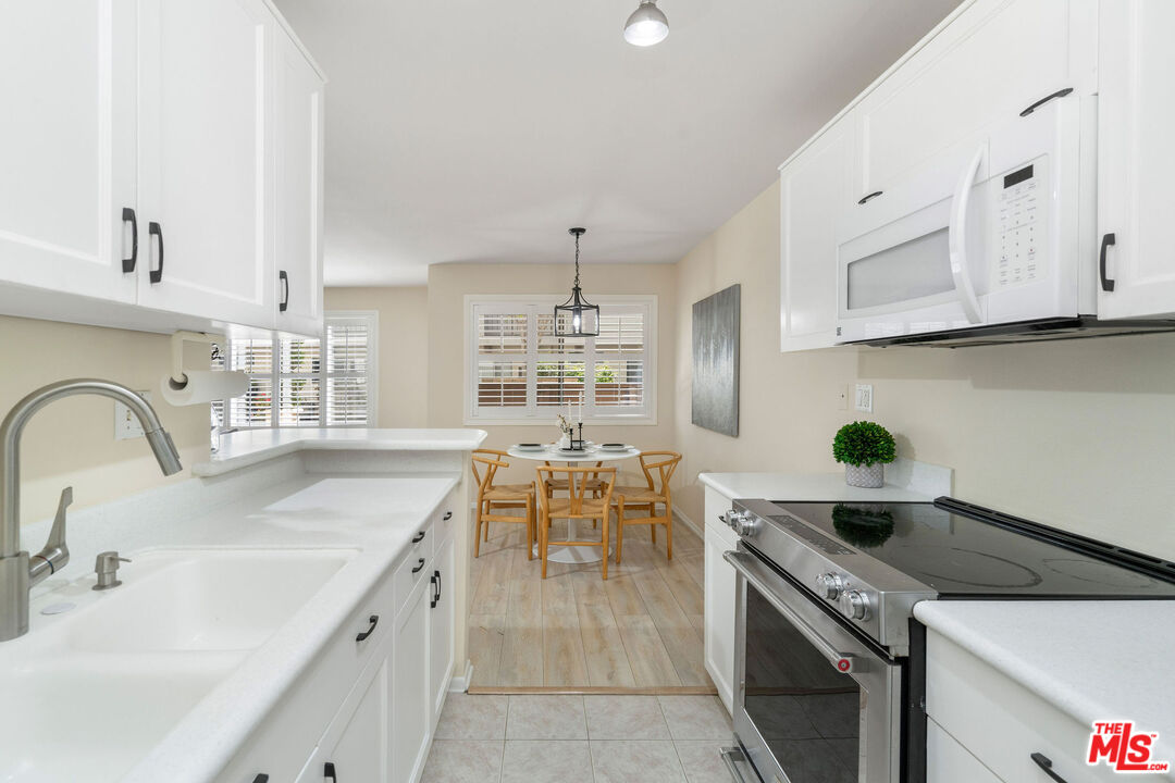12801 Moorpark St Unit: 116