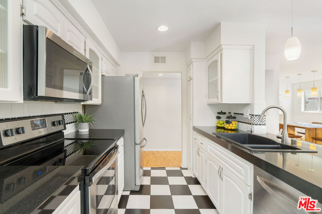 5353 Yarmouth Ave Unit: 105