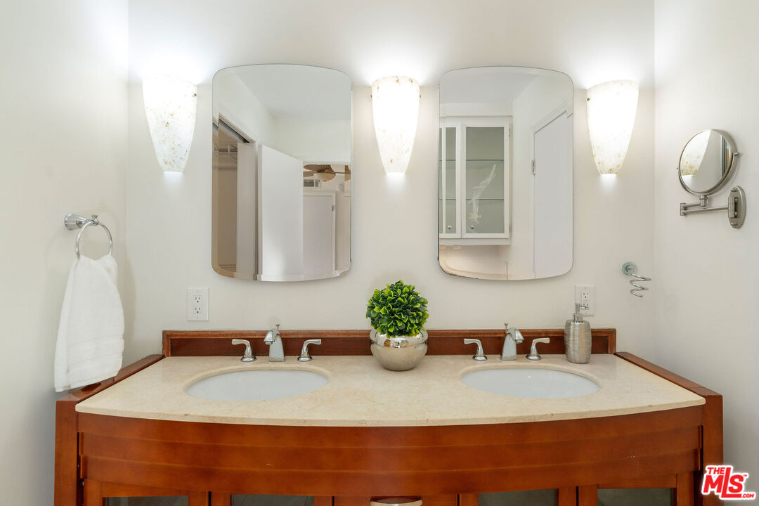 5353 Yarmouth Ave Unit: 105