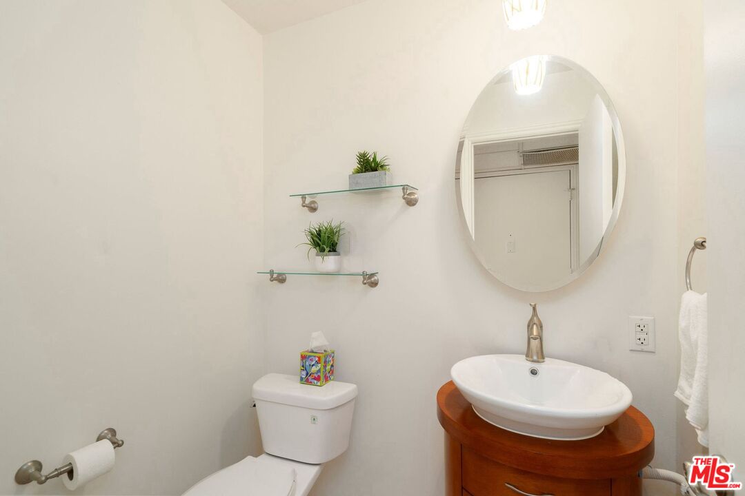 5353 Yarmouth Ave Unit: 105