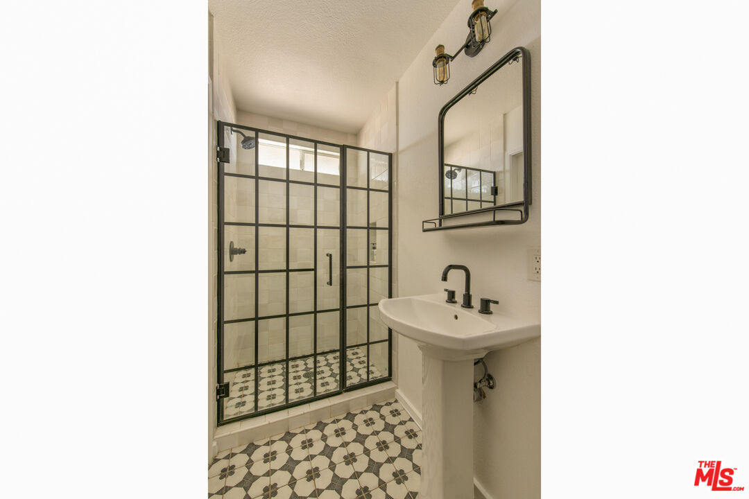 5637 Minna Gombell Ln