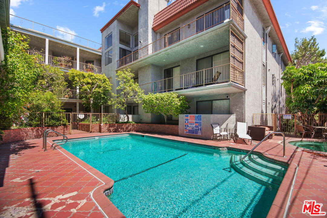 2031 S Bentley Ave Unit: 102