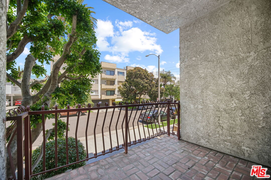2031 S Bentley Ave Unit: 102