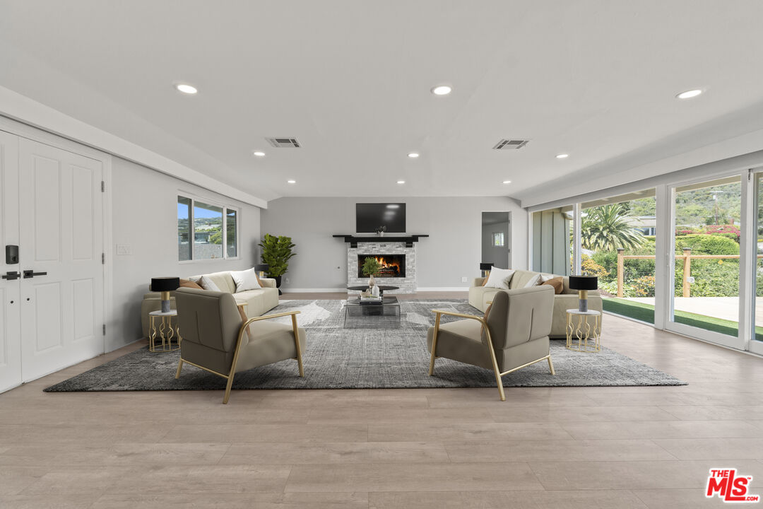 1060 Palisair Pl