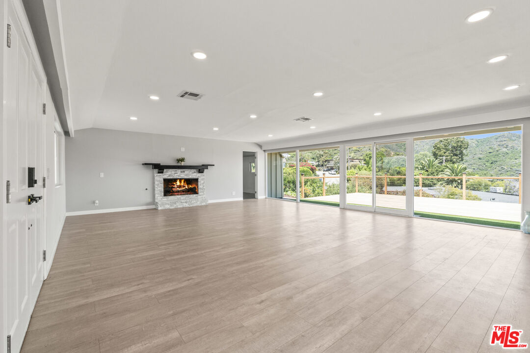 1060 Palisair Pl