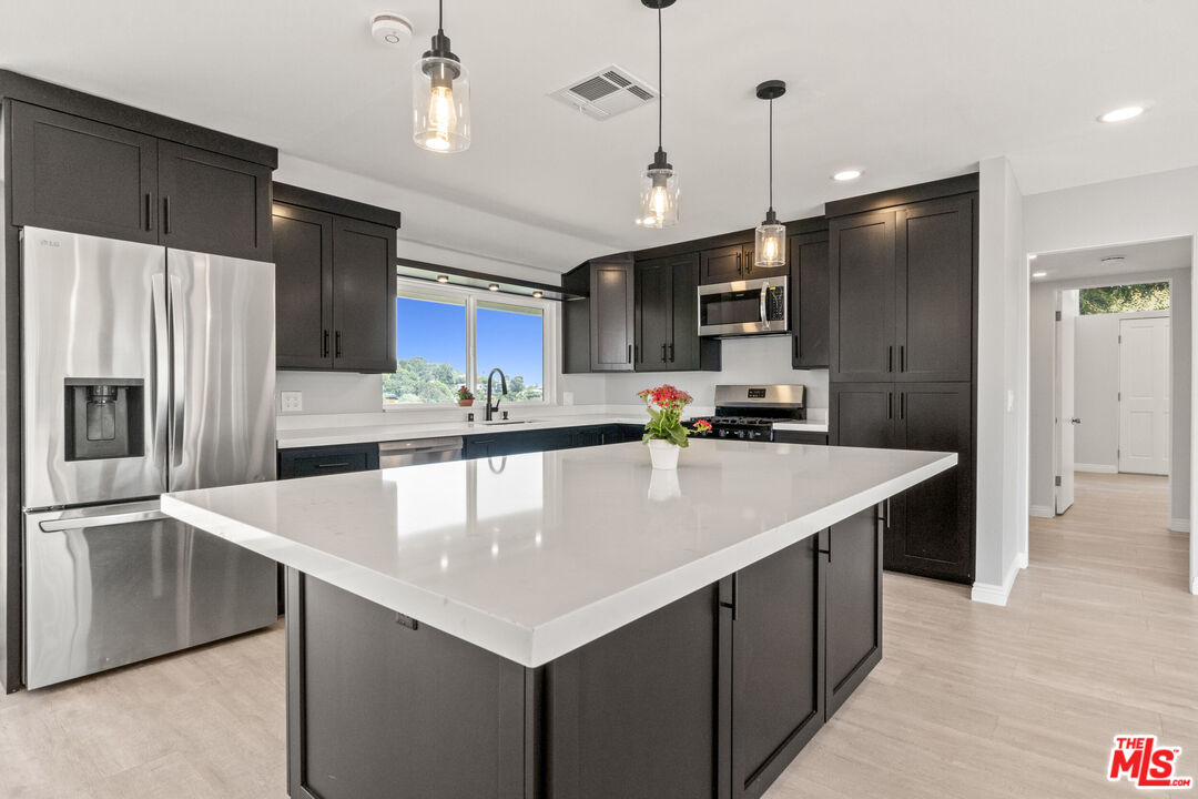 1060 Palisair Pl