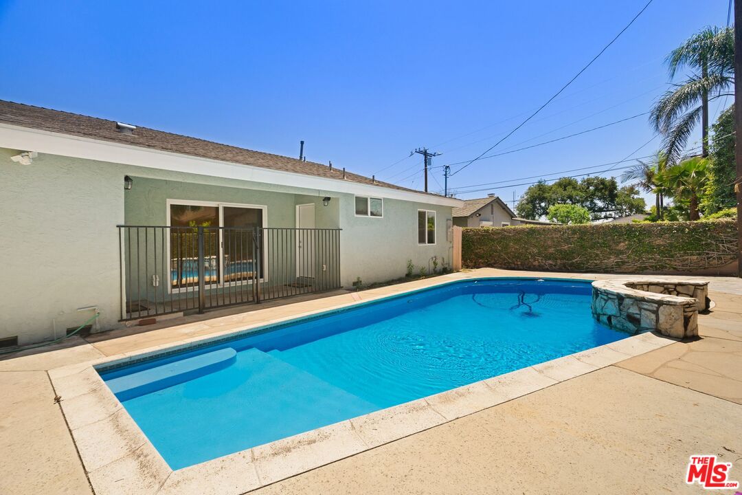 327 Bradbury Rd