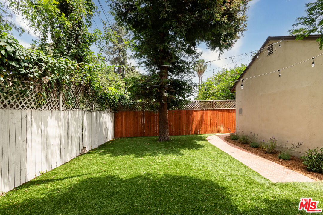 15221 La Maida St