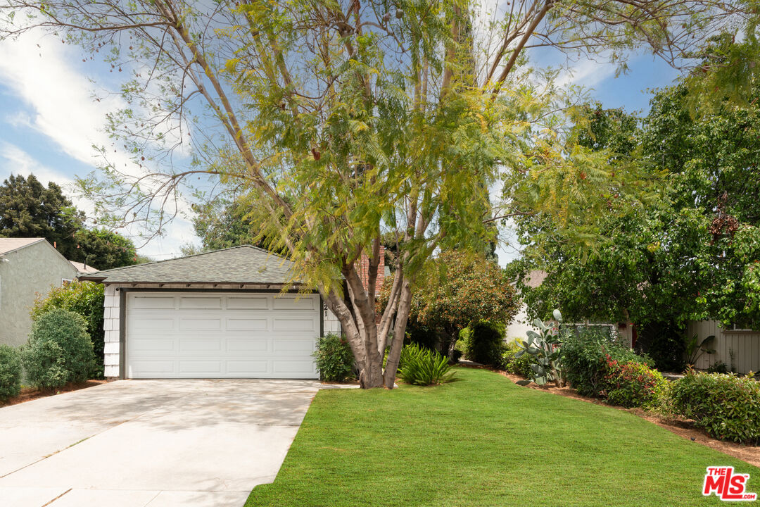 15221 La Maida St