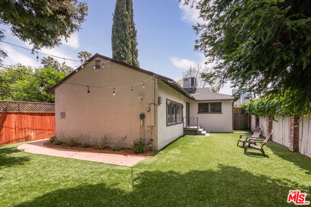 15221 La Maida St