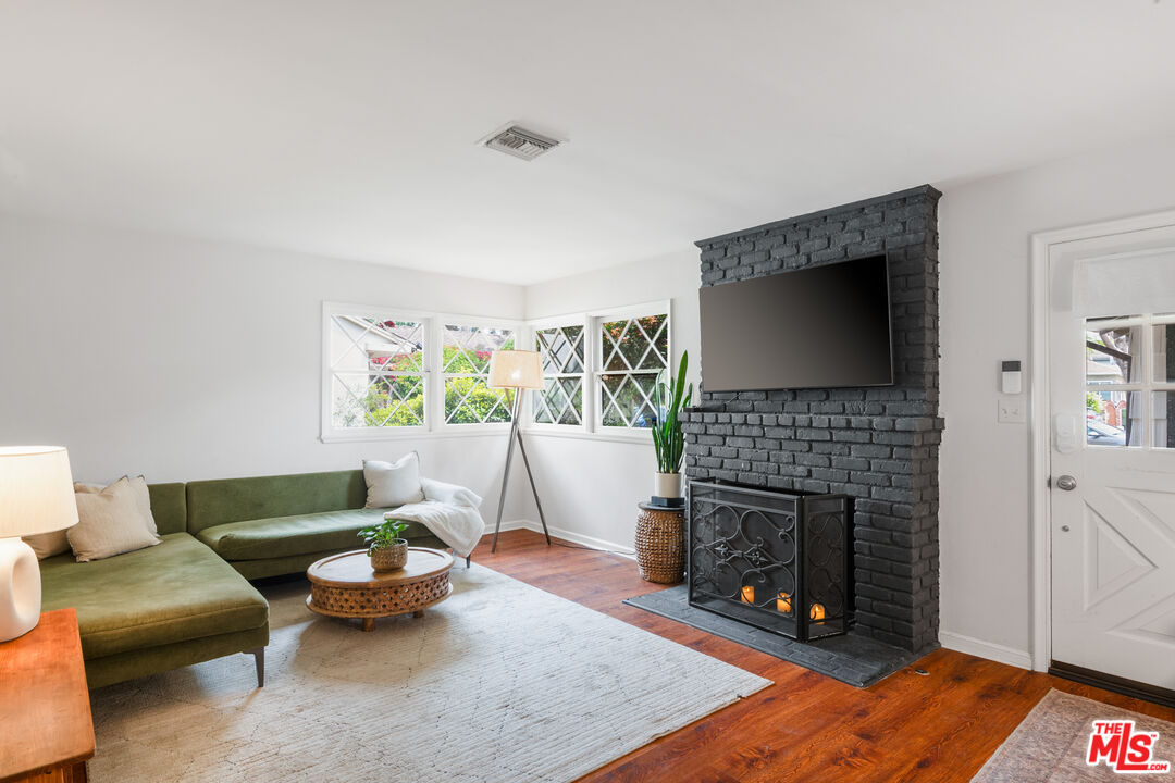 15221 La Maida St