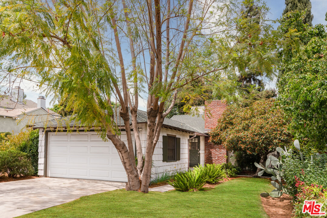 15221 La Maida St