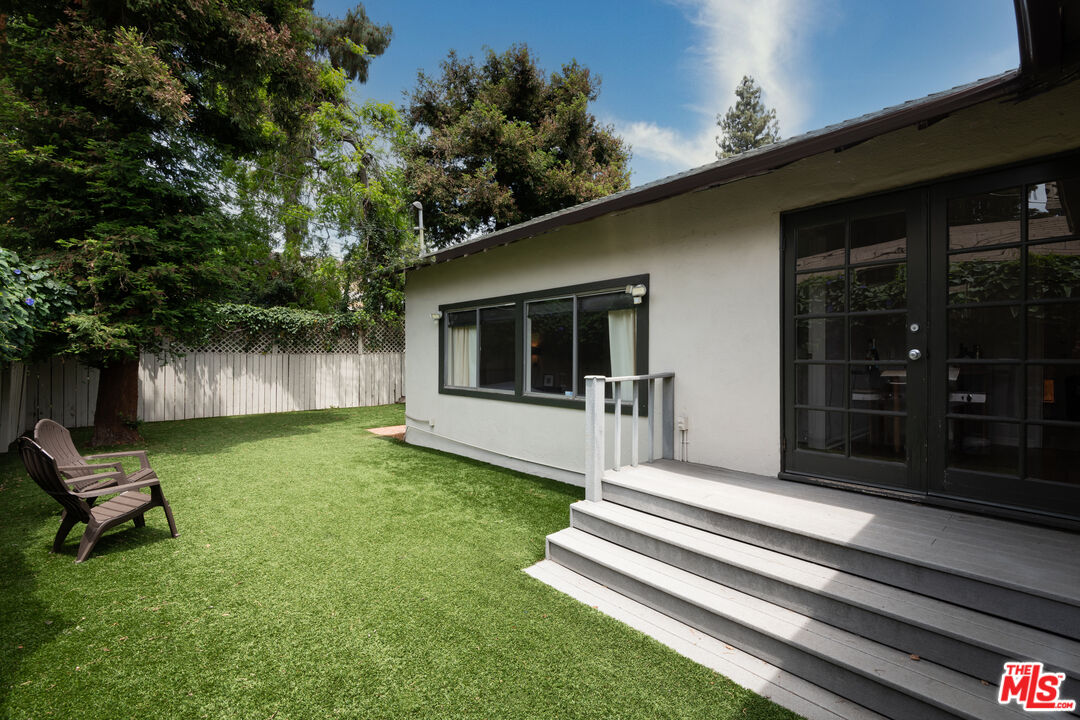 15221 La Maida St