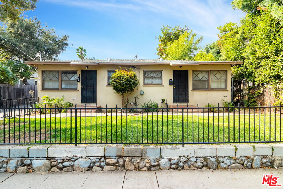965 N Summit Ave