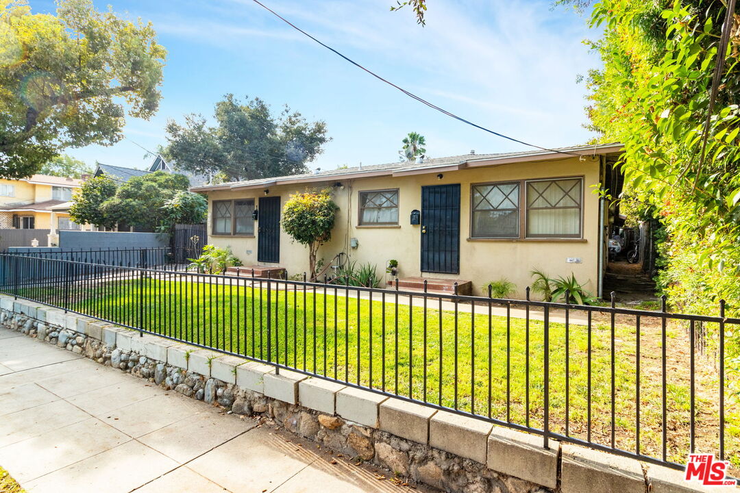965 N Summit Ave