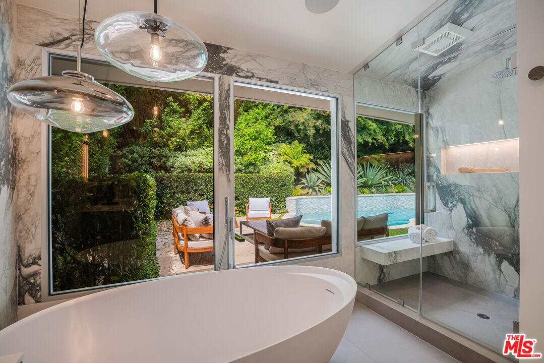 1577 N Doheny Dr