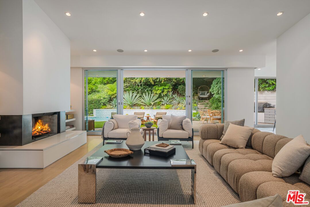 1577 N Doheny Dr