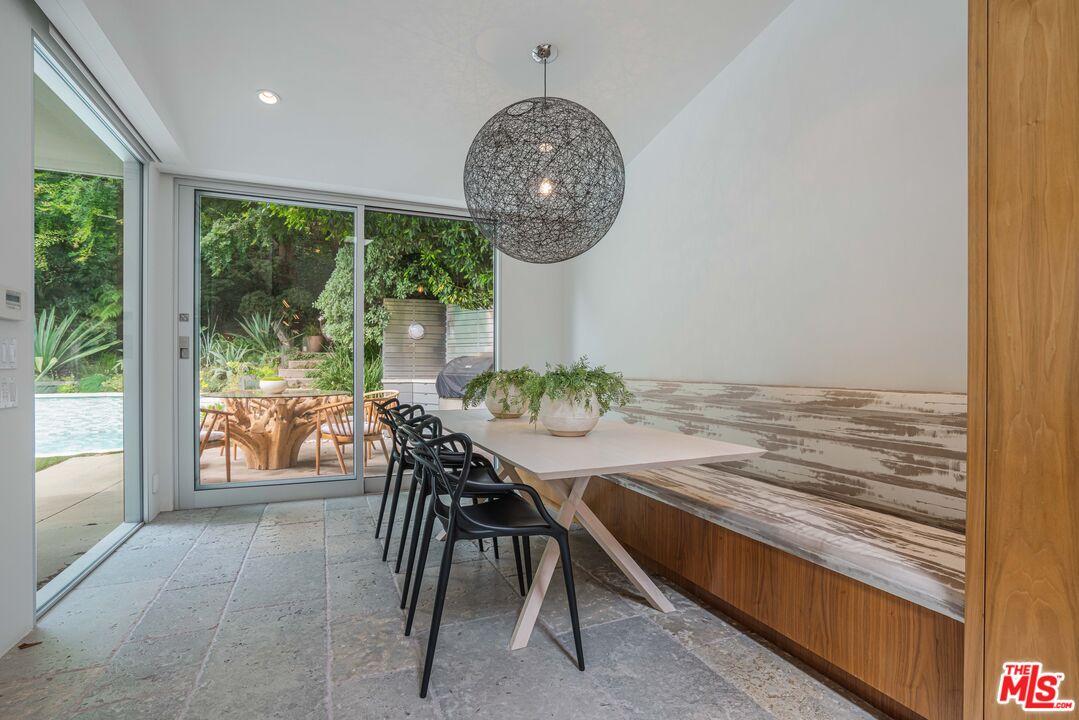 1577 N Doheny Dr