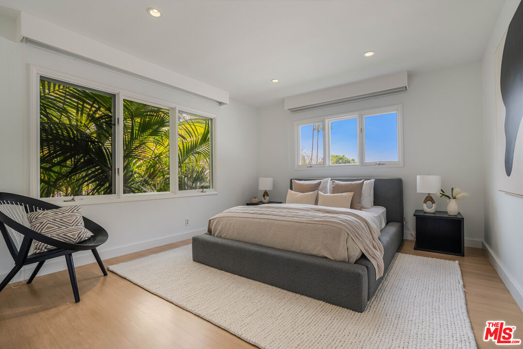 1577 N Doheny Dr