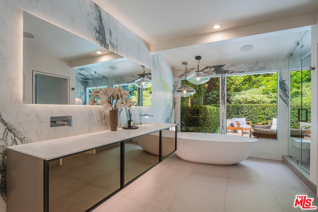 1577 N Doheny Dr